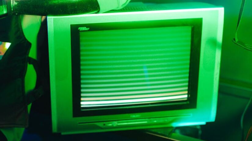 A pr&aacute;tica de usar um conversor n&atilde;o apenas atualiza a televis&atilde;o, como permite que usu&aacute;rios ainda consigam acessar plataformas de streaming, como Netflix e Prime Video (Yaroslav Shuraev/Pexels)