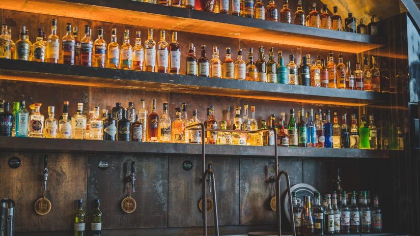 Alterações hormonais causadas pelo álcool impactam o apetite e o armazenamento de gordura / Pixabay