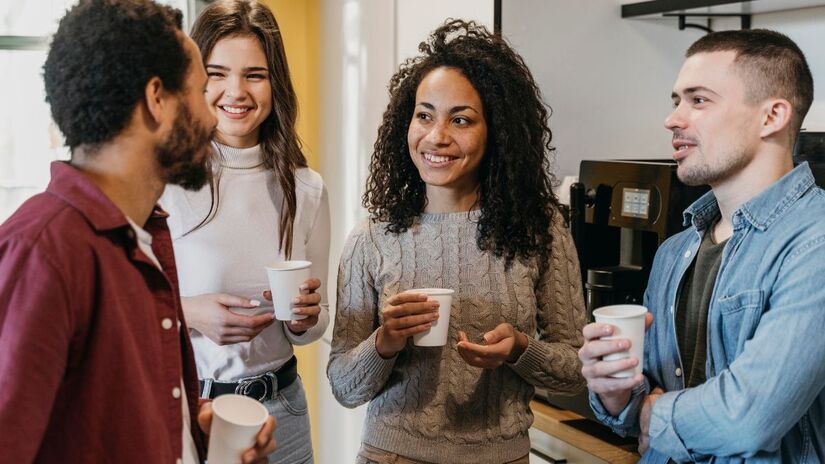 Trocas rápidas no café do escritório fazem parte do coffee badging, prática comum no trabalho híbrido/ Freepik