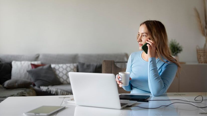 Após uma breve passagem pelo escritório, profissionais seguem a rotina de trabalho em casa/ Freepik