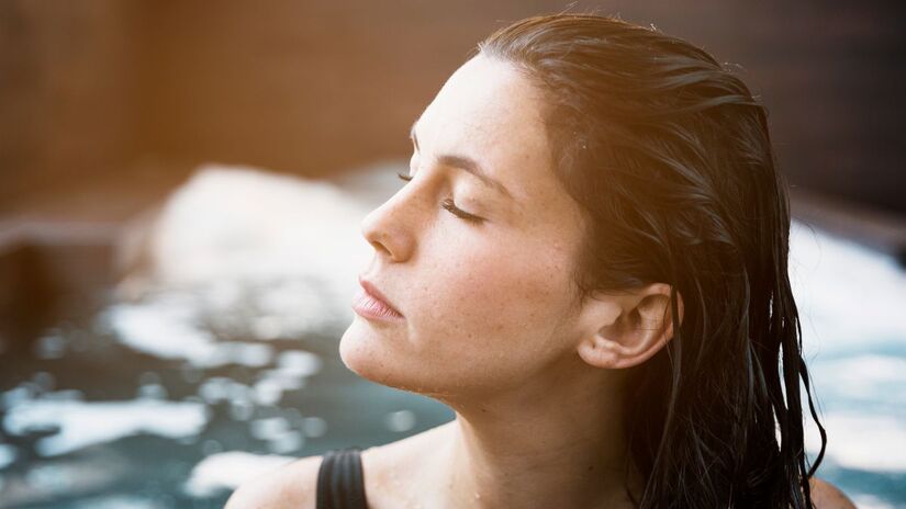 Redução do estresse e ansiedade, já que o calor estimula a liberação de endorfinas/ Freepik