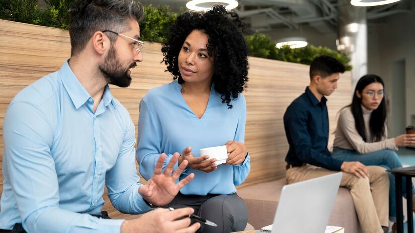 Presença pontual e conversas informais mantêm vínculos, mas ainda geram debates sobre engajamento/ Freepik