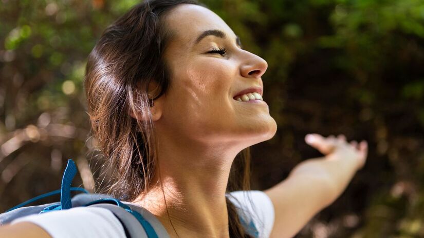 Contribui positivamente para o sistema respiratório, porque o vapor quente auxilia na desobstrução das vias aéreas/ Freepik