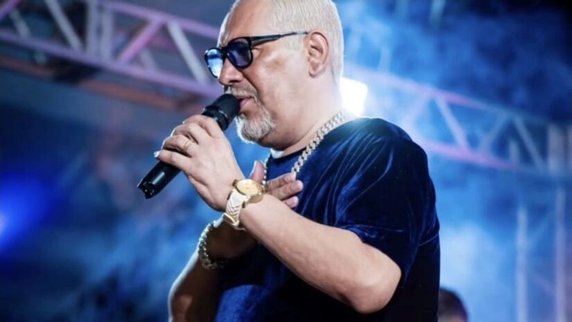 Artista em outro momento de show; equipe afirma que ele segue em repouso e sob acompanhamento médico/ Reprodução Instagram/@chrigoroficial