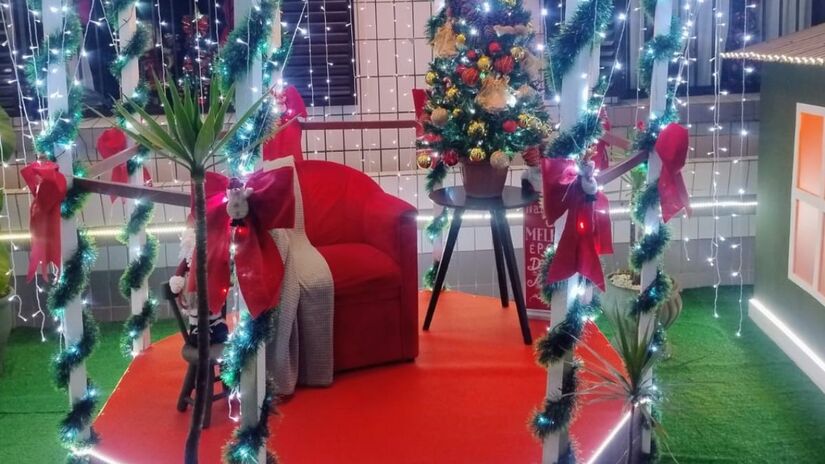 Quem passa por esta rua em Santos não consegue ignorar o brilho da 'Vila Natalina'/Divulgação