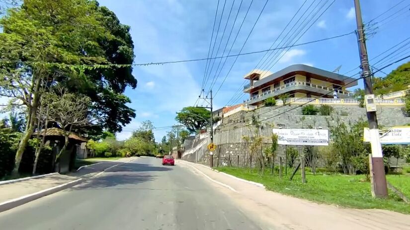 Registra temperaturas mínimas de até 10,3°C durante o ano, garantindo um clima ameno mesmo no verão
