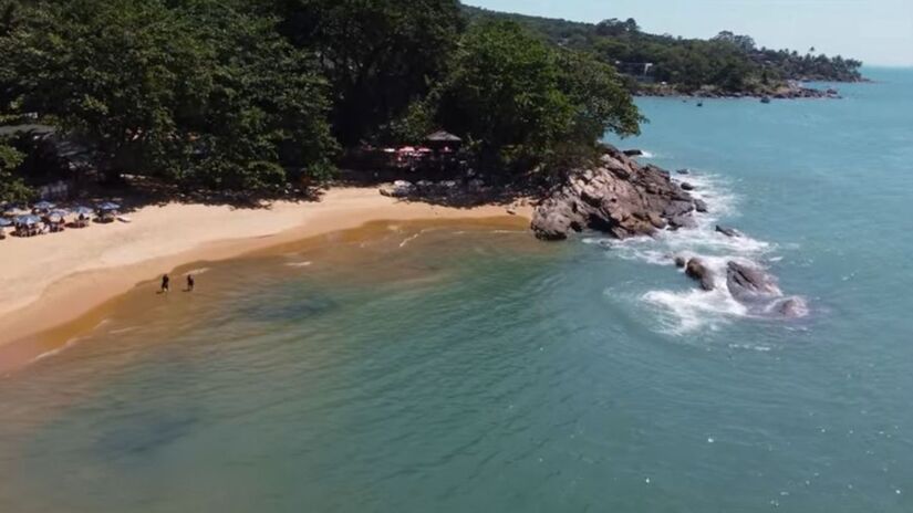 A Praia do Curral é destacada como a melhor opção para famílias devido à segurança do mar e à estrutura de serviços / Reprodução Youtube/Trip Juntos Por Aí