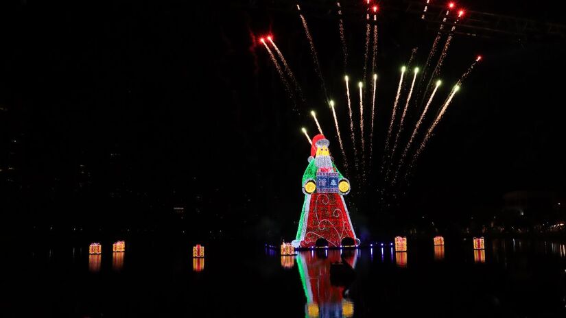 O Papai Noel de Londrina mede impressionantes 27 metros de altura e pesa 15 toneladas / Fotos: Emerson Dias/Prefeitura Londrina
