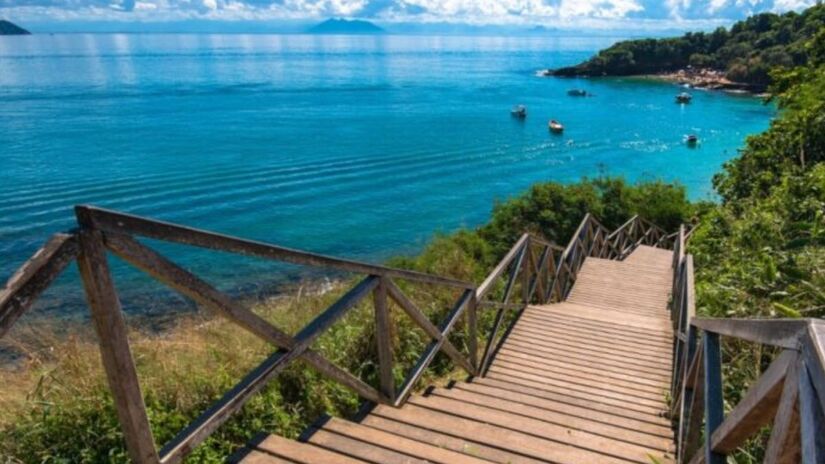 Com influência internacional e forte presença argentina e europeia, Búzios mantém uma vida noturna agitada e opções culturais durante todo o ano/Istock

