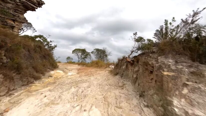 A distância real por terra entre as duas localidades é de aproximadamente 4,7 mil quilômetros o que aumenta o fascínio pela lenda do túnel