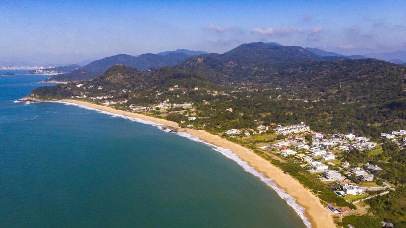 Entre o mar e a mata: o Kariió by Aya chega à Praia do Estaleiro, unindo luxo, exclusividade e preservação ambiental. /divulgação