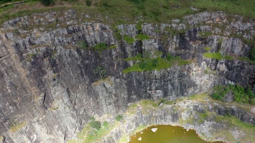 O local é procurado por aventureiros e praticantes de rapel / Reprodução Youtube/gendrones - imagens aéreas