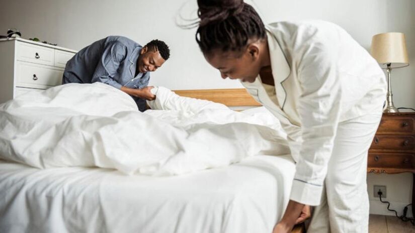 Animais de estimação que dormem na cama: pelos, poeira e micro-organismos podem aderir aos lençóis/ Pexels