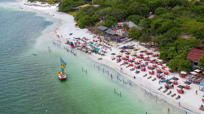 Formadas pelas chuvas sazonais, as lagoas de Jeri apresentam cores que variam do azul ao verde-claro/Reprodução Wiki