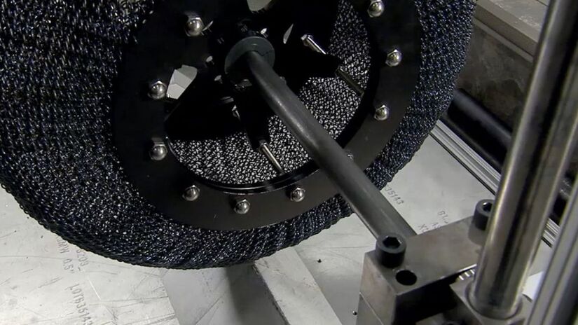 As rodas não utilizam borracha nem ar, substituídos por uma estrutura metálica altamente flexível / Reprodução Youtube/Nasaglenn