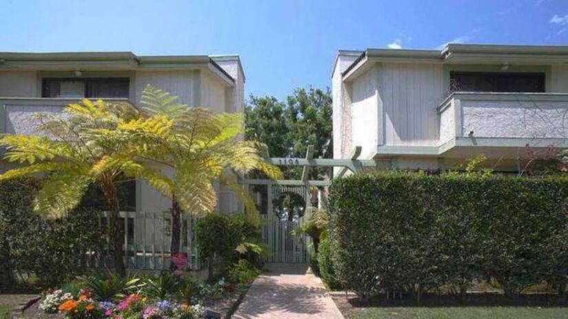 Jennifer Lawrence já estampava listas de milionários quando vivia em um imóvel pequeno e totalmente comum em Santa Mônica / variety.com / Reprodução