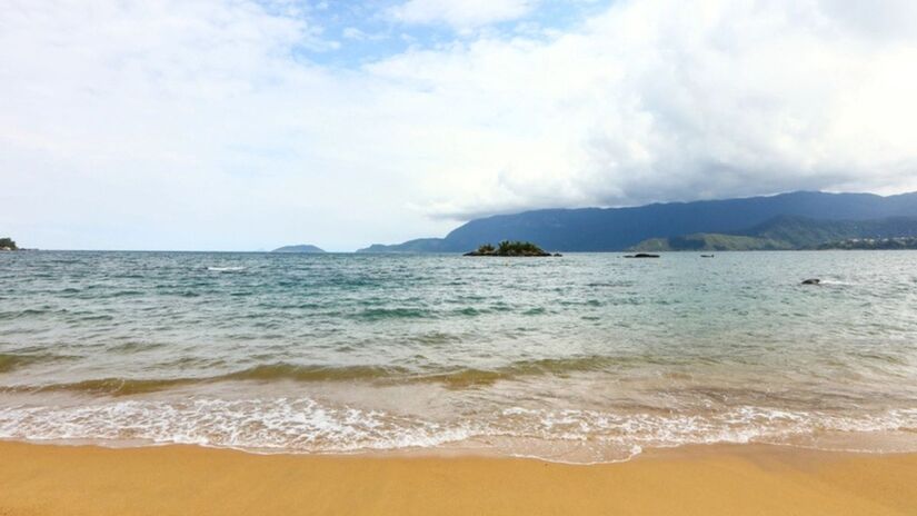 Mar azul-turquesa, Mata Atlântica ao redor e muito sossego: a Praia do Julião é puro encanto em Ilhabela/ Monique Renne