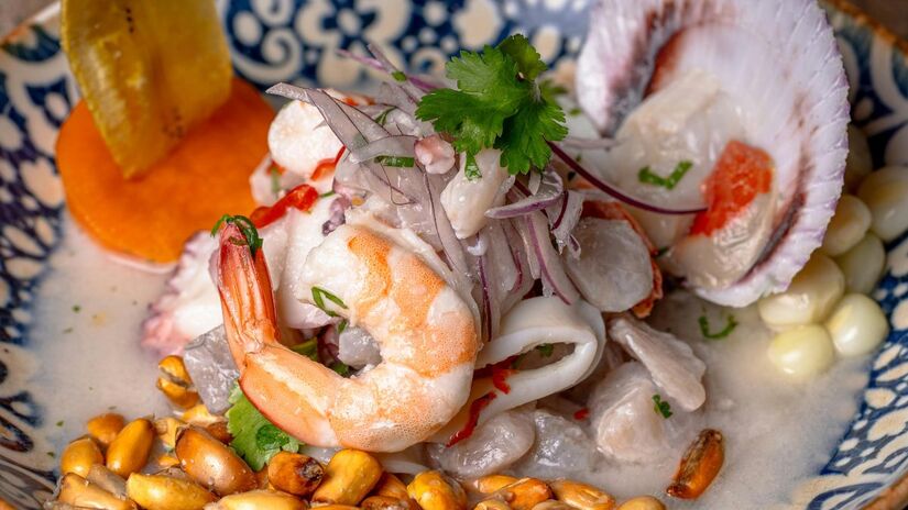 1. Ceviche de Lula:
O Ceviche de Lula com Manga é uma das melhores opções para abrir a ceia com leveza. Além de ser um clássico da culinária peruana, a receita preparada com Anéis de Lula resulta em um prato frio, refrescante e versátil, perfeito para começar a noite com frescor/Divulgação