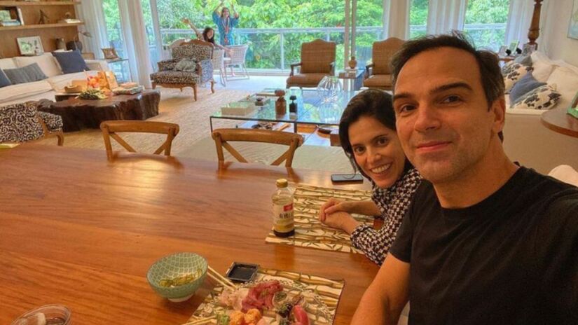 Sala de Jantar

Enquanto o espaço flui naturalmente para a área de jantar, onde uma grande mesa de madeira, cercada por cadeiras clássicas, é cenário para refeições e encontros/Redes sociais.