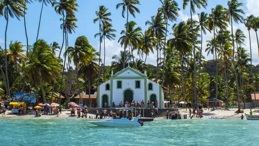 1. Praia dos Carneiros (PE):
Um paraíso a 100 km de Recife, com mar sem ondas, águas quentes e cristalinas, ideal para bebês e crianças. A infraestrutura no famoso beach club Bora Bora inclui área infantil, banheiros e até berçário. O passeio de barco até a capelinha histórica é imperdível/Melhores Destinos/ Camille Panzera