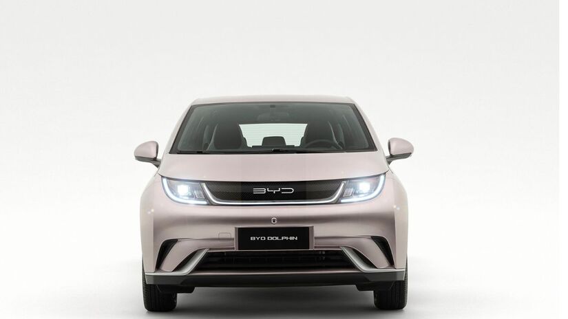 1&ordm; Lugar  Renault Kwid E-Tech R$ 149.990 (GS) a R$ 184.800 (Plus)

O elétrico mais acessível do país. Focado na mobilidade urbana, possui um motor de cerca de 65 cv, autonomia declarada de aproximadamente 180 km (Inmetro) e uma bateria compacta, adequada para recarga doméstica. Oferece itens básicos de conforto e segurança para o dia a dia na cidade/Divulgação