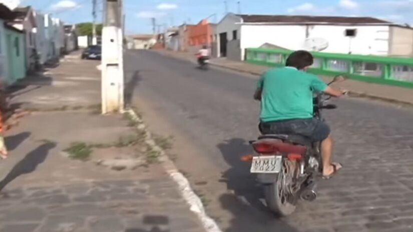 Sandro Alves convive com uma deficiência na fala desde a infância / Reprodução Youtube/Idolindo