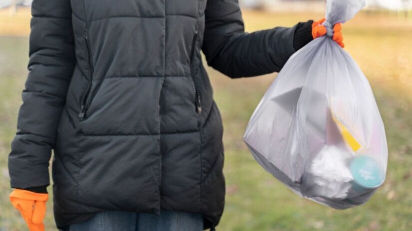 Bolsas compostáveis surgem como alternativa sustentável aos sacos plásticos, reduzindo o impacto ambiental no descarte do lixo doméstico. /Freepik