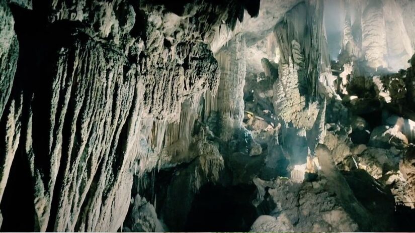 A iluminação destaca esculturas naturais formadas ao longo de milênios