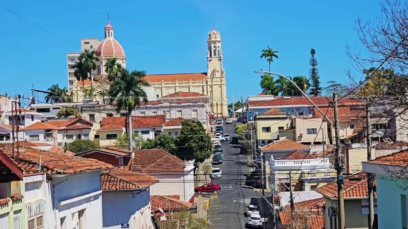 No verão, o clima fresco favorece degustações ao ar livre e experiências enogastronômicas