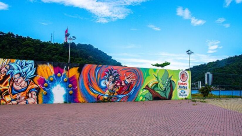 Grafites inspirado em famosos personagens da televisão japonesa chamam atenção na praça/ Divulgação