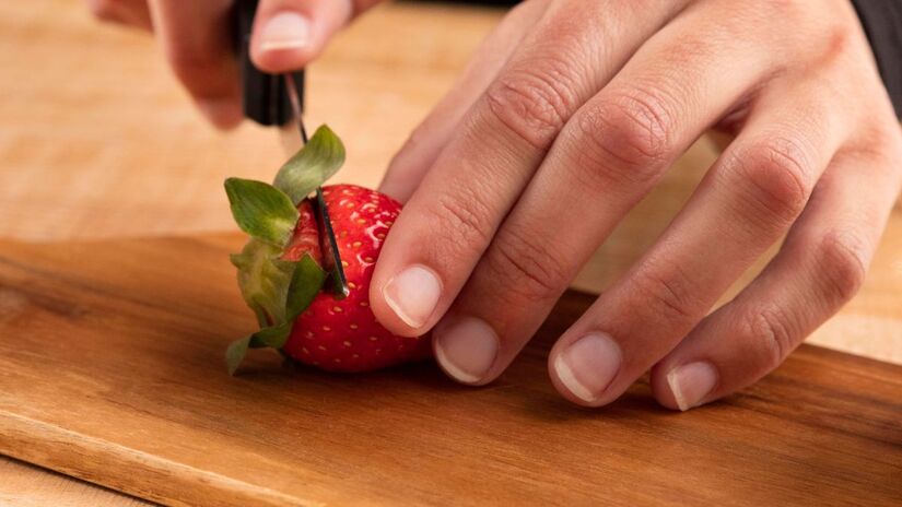 Retirar as folhas apenas na hora de consumir ajuda a manter os morangos frescos por mais tempo/ Freepik
