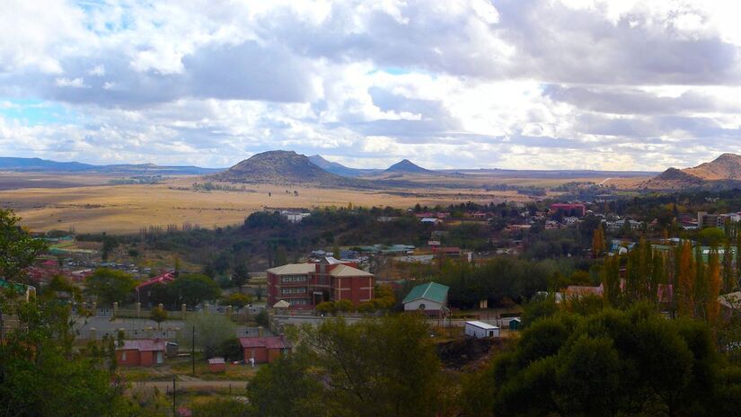 10&ordm;  Lesoto: Mesmo com uma leve melhora na pontuação em relação a 2024, mas a infelicidade segue predominante no país. A instabilidade política, a fragilidade econômica e a desigualdade elevada continuam a definir o cotidiano da população, enquanto os avanços permanecem frágeis e o futuro, incerto para a maioria dos cidadãos/ Netroamer/Wikimedia Commons