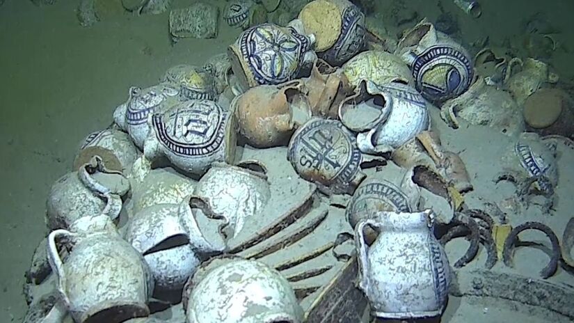 Os detalhes da cerâmica decorada, marcados por símbolos cristãos e padrões florais, ajudam a reconstruir as rotas comerciais entre Itália, Provença e Catalunha durante o século XVI/ Reprodução Facebook/Drassm