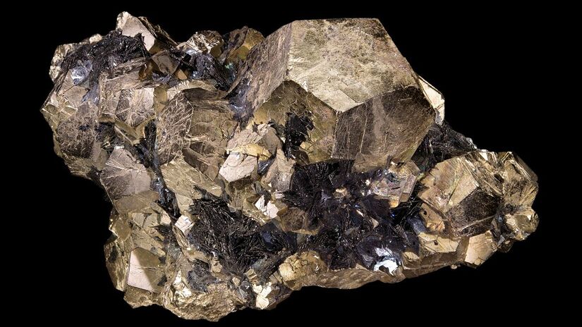 1 pedra pirita  Conhecida como a 'pedra da prosperidade', é vendida em lojas esotéricas ou de produtos naturais, sendo usada para atrair sucesso e abundância/ Didier Descouens/Wikimedia Commons