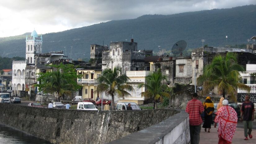 9&ordm;  Comores: A queda de sete posições reflete a vulnerabilidade econômica e a escassez de recursos seguem como obstáculos centrais ao bem-estar da população, enquanto a recorrência de ciclones, assim como em Madagascar, mantém os cidadãos em constante situação de vulnerabilidade/ Woodlouse/Wikimedia Commons