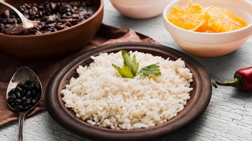 A escolha de lavar ou não o arroz influencia diretamente na textura: mais soltinho quando lavado e mais cremoso quando preparado com o amido natural/ Freepik