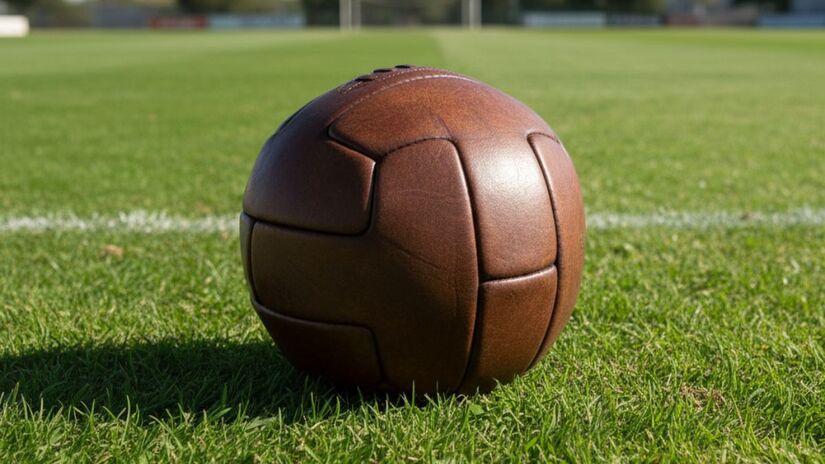 Bola da Copa de 1930, que ocorreu no Uruguai, chamada de Modelo T/ Imagem meramente ilustrativa/Gerado por IA/Gemini