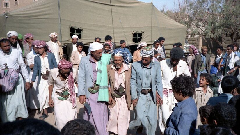 8&ordm;  Iêmen: A guerra civil no Iêmen, iniciada em 2014, segue deslocando milhões de pessoas e deixando mais de 18 milhões em situação de extrema necessidade de ajuda humanitária. Antes melhor posicionado no índice de felicidade, o país viu sua classificação despencar diante do impacto devastador que o conflito prolongado exerce sobre a vida cotidiana da população/ Bernard Gagnon/Wikimedia Commons