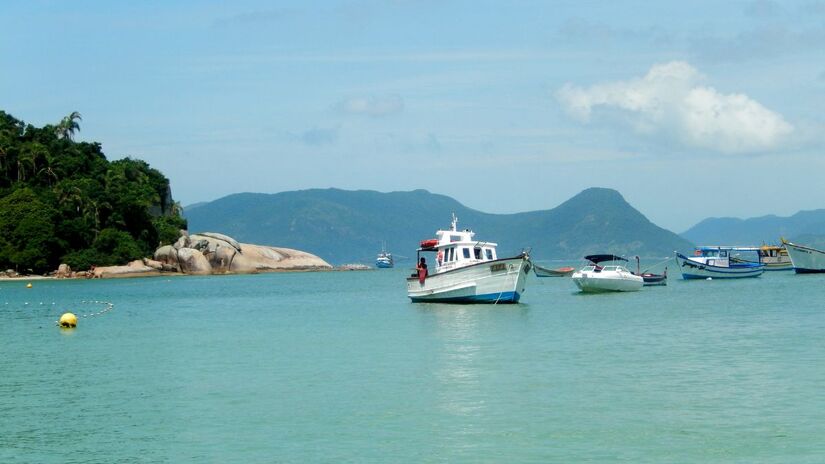 Barcos autorizados fazem o transporte de visitantes até a Ilha do Campeche, que passa a operar com limite diário e fiscalização reforçada/ Rodrigo Soldon/Wikimedia Commons
