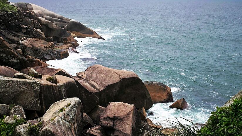 Costões rochosos da Ilha do Campeche, área de preservação que terá normas mais rígidas para proteger o ecossistema durante a temporada de verão/ Núbia de Rodrigues Araújo/Wikimedia Commons