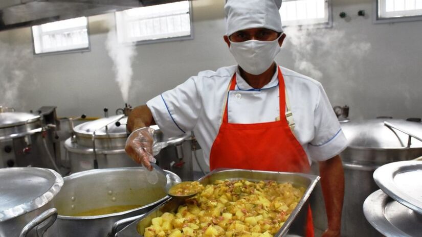Profissional prepara refeições no Bom Prato; programa oferece alimentação balanceada a preço simbólico para a população/ Governo de SP