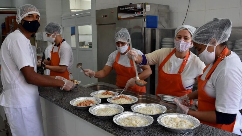 Equipe do Bom Prato organiza as porções servidas diariamente; programa segue ampliando atendimento em São Paulo/ Governo de SP