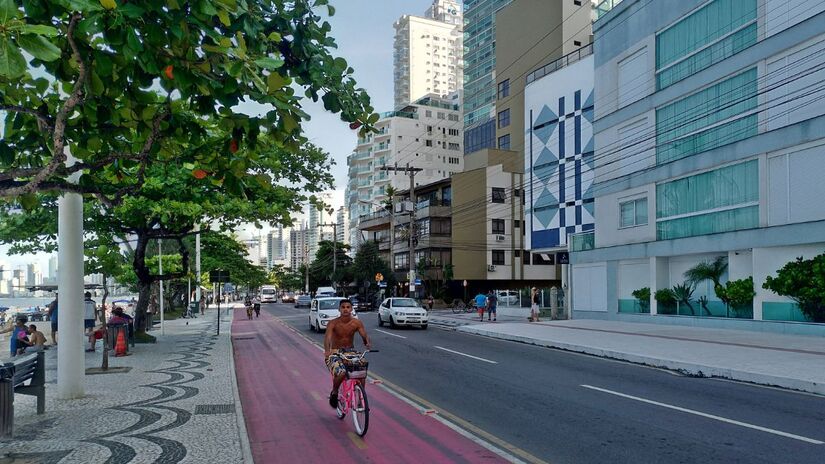 Orla de Balneário Camboriú, é citada pelo DCM como exemplo do contraste entre modernidade e problemas estruturais/ HVL/Wikimedia Commons