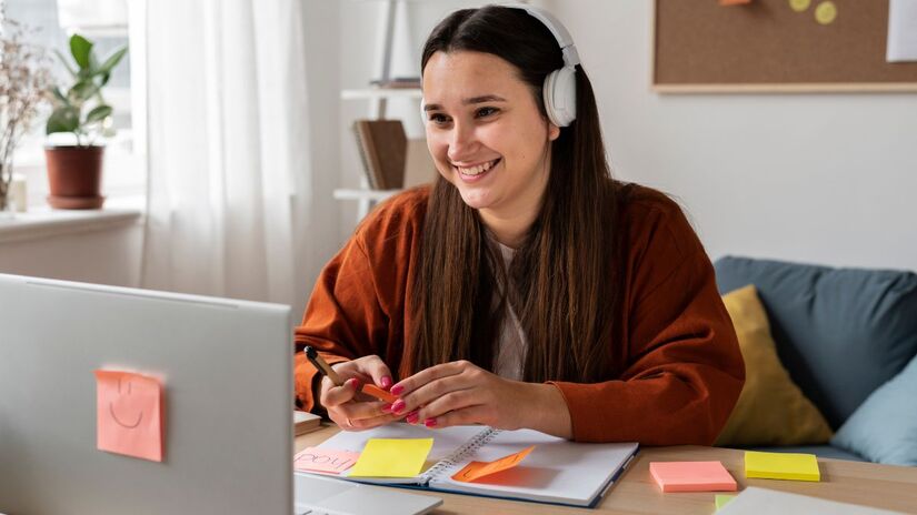 Com a nova regra, candidatos poderão estudar o conteúdo teórico por conta própria, sem carga horária mínima e de forma totalmente online/ Freepik