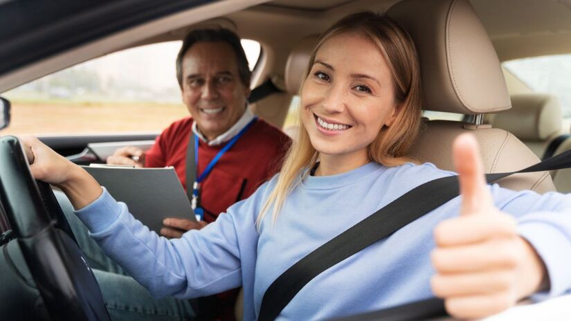 Aulas práticas se tornam mais flexíveis: será possível treinar com instrutor autônomo, escolher o formato de preparação e até usar o próprio veículo/ pikisuperstar/Freepik