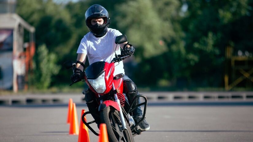 Categoria A - condutor de veículo motorizado de duas ou três rodas, com ou sem carro lateral/ viarprodesign/Freepik