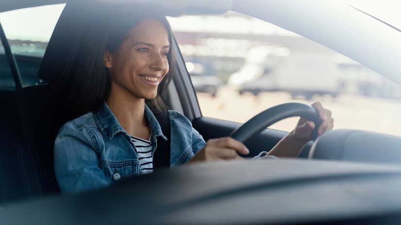 Categoria B - condutor de veículo motorizado, não abrangido pela categoria A, cujo peso bruto total não exceda três mil e quinhentos quilogramas e cuja lotação não exceda oito lugares, excluído o do motorista/ Freepik