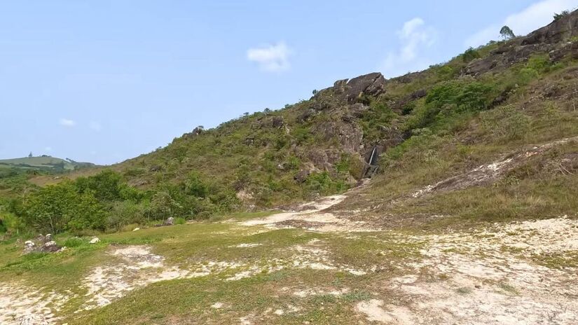 Fica a aproximadamente 180 km de Belo Horizonte