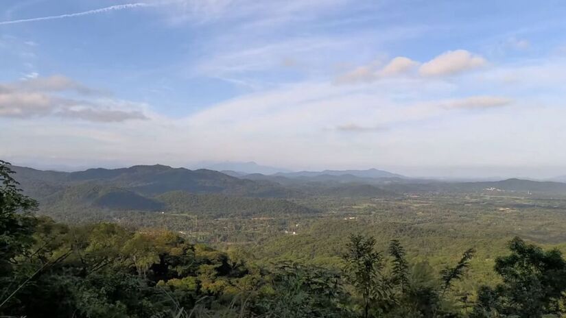 A rota atravessa a Serra do Mar paranaense em uma das ferrovias mais antigas e preservadas do Brasil, inaugurada em 1885

