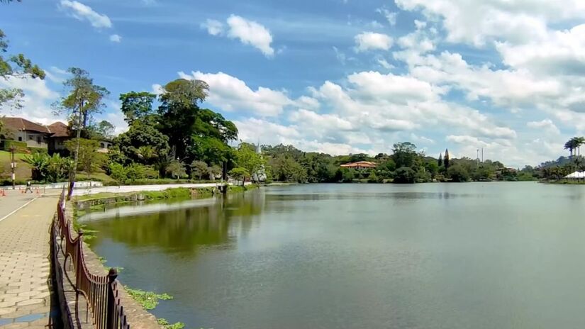 Detém o prestigiado título de um dos melhores climas do mundo devido ao equilíbrio de temperatura e chuvas / Reprodução Youtube/De fora em Juiz de Fora